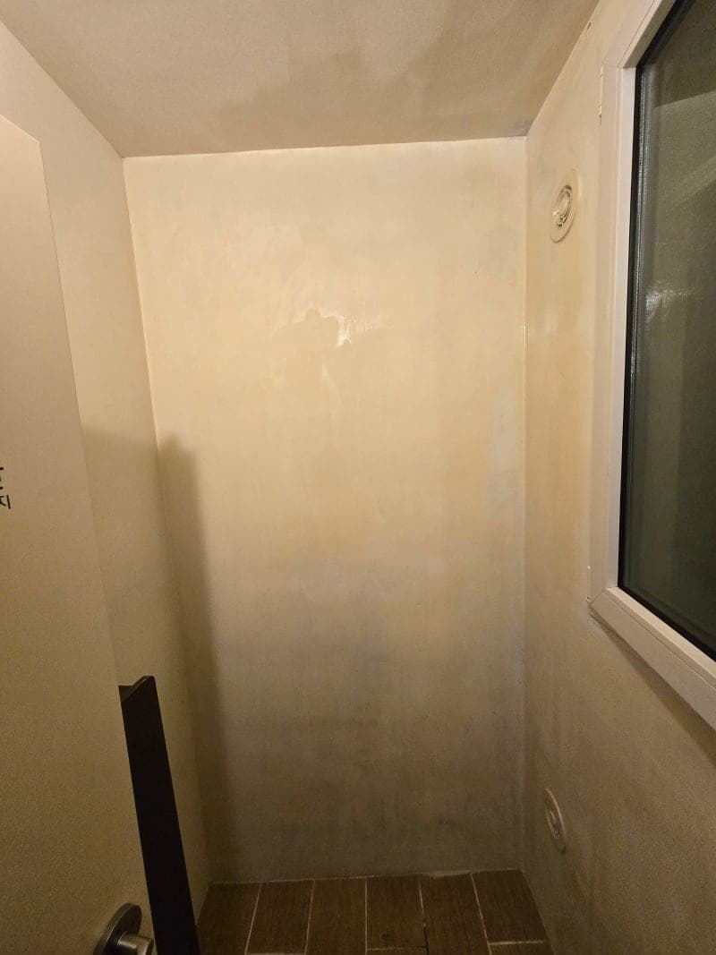 [세탁실 곰팡이 제거] 결로와 습기의 온상, 근본 원인부터 해결해야 합니다 현장 사진