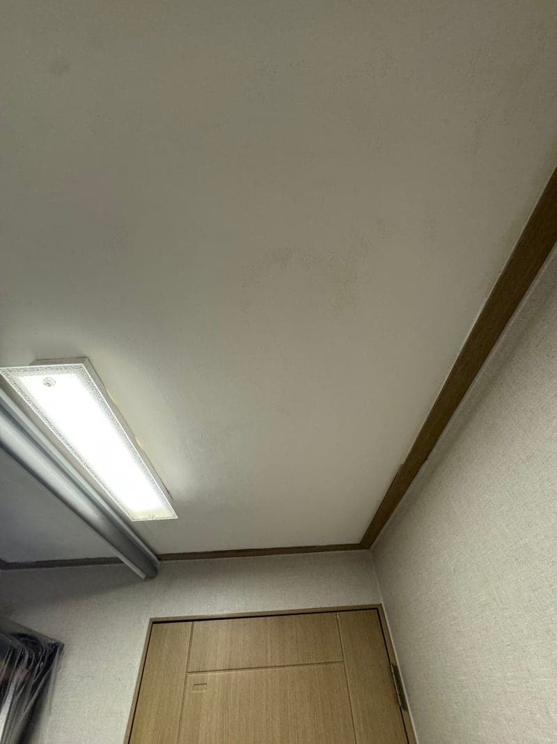 맞바람 환기가 어려운 드레스룸 천장 곰팡이 현장 사진