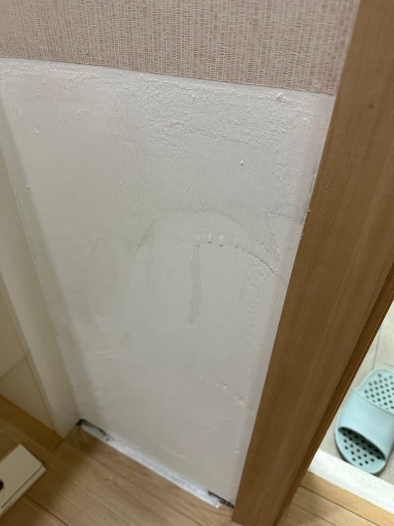 벽지는 멀쩡했는데… 뜯어보니 곰팡이가 가득했습니다. 현장 사진